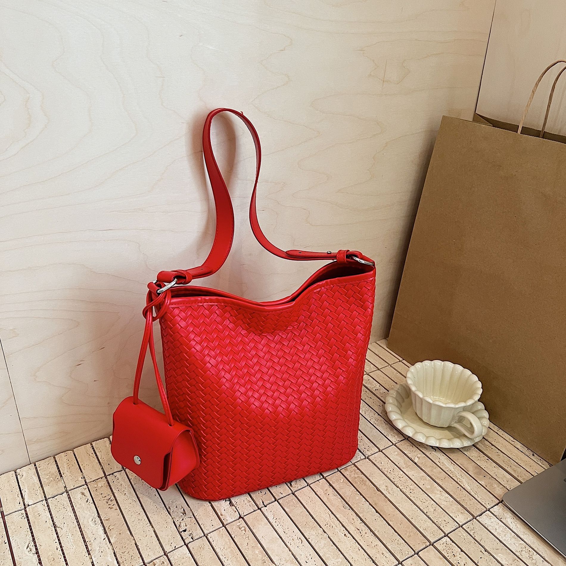 Luxury Brand Woven Bucket Large Capacity Shoulder Bag for Casual Use - Versatile High-End Designer Mother-Daughter Style XJ260206