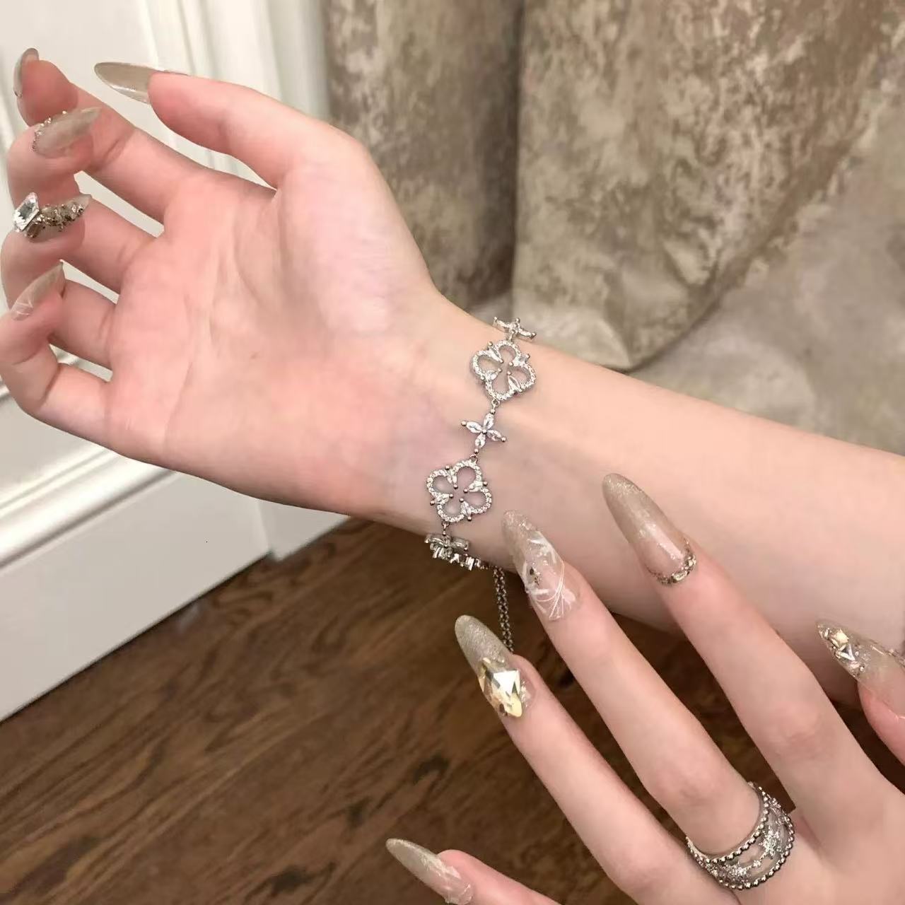 Micro-inlaid Light High-end Bracelet Four-leaf Clover White Mother-of-Pearl Zircon Niche Exquisite Noble Jewelry