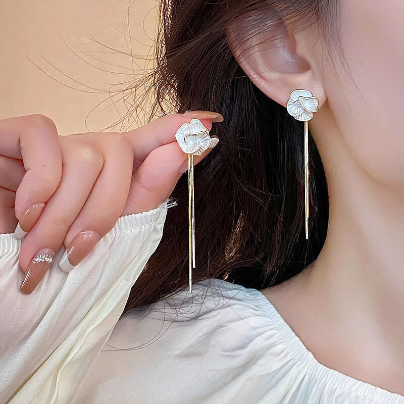 luxury New tassel earrings for Women Light Niche High end Camellia Stud Earrings Sier Needle Long Tassel Pearl Earrings Internet Celebrity Ear Accesso