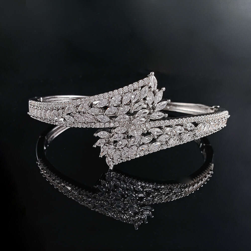 New Zircon Leaf High End Fashion Open Bracelet Simple and Elegant Daily Commute Versatile jewelry wedding rings Style