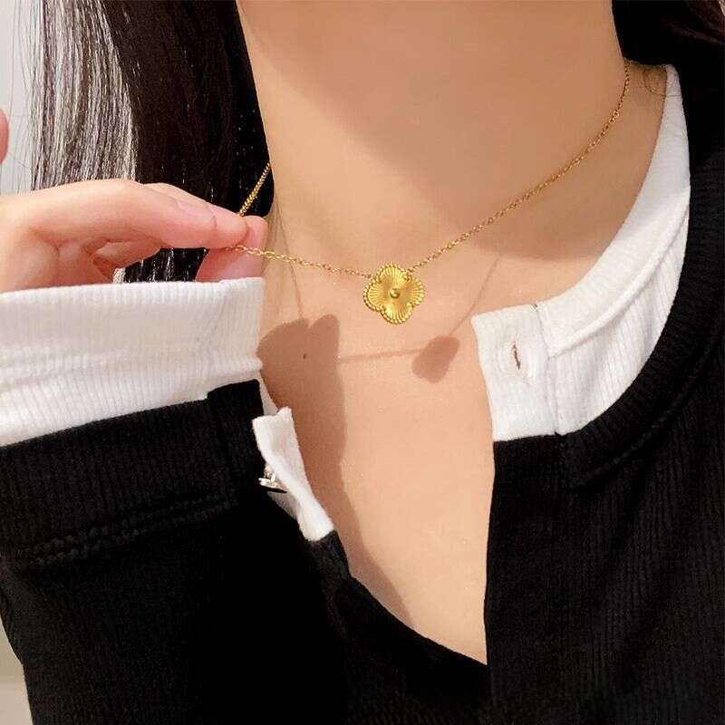 High-end collarbone chain necklace pattern necklace Gold Plated Silver Plated jewelry holiday gifts chain pendant necklace clover necklace