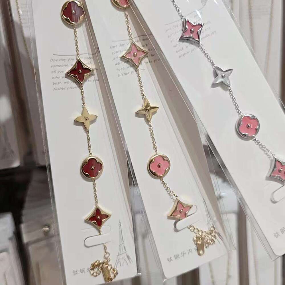 clover necklace Cool Sensation Running Ring Leaf Flower Necklace for Women New Sense Clavicle Exquisite High End Neck Chain