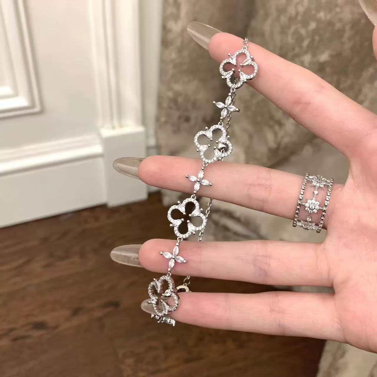 Micro-inlaid Light High-end Bracelet Four-leaf Clover White Mother-of-Pearl Zircon Niche Exquisite Noble Jewelry