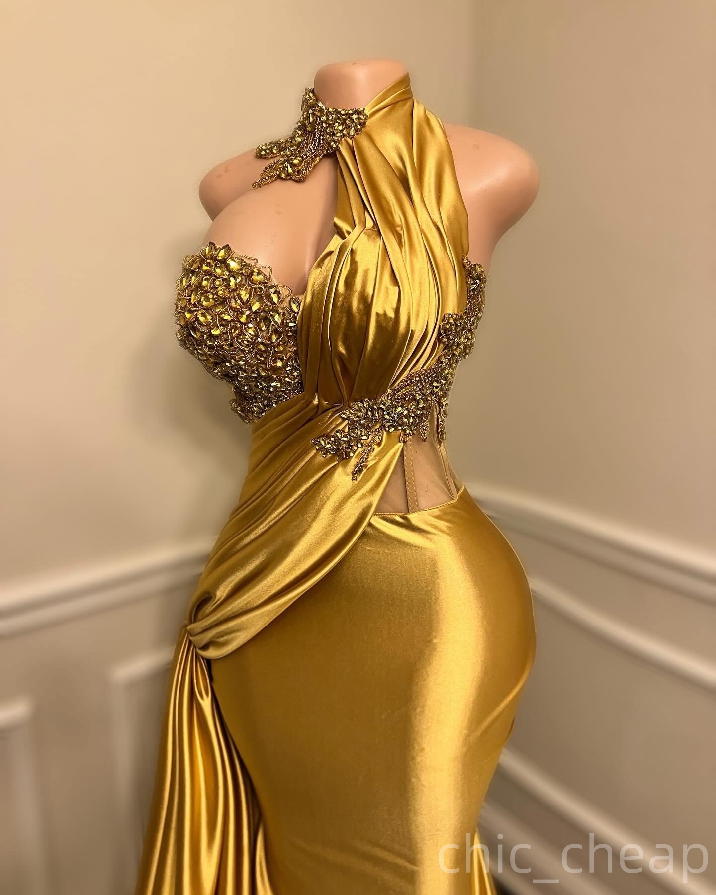 2025 Plus Size Gold Mermaid Mother Of Bride Dresses Crystals Halter Satin Prom Evening Party Mama's Dress Vintage 50's Birthday Wedding Gues