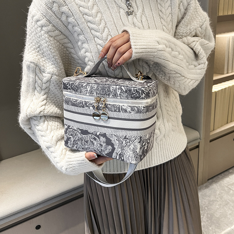 Luxury Brand Designer Bag Large Capacity Makeup Bag Travel Animal Pattern Canvas Embroidery Makeup Organizer Fashion Portable Handheld Toiletry Bag