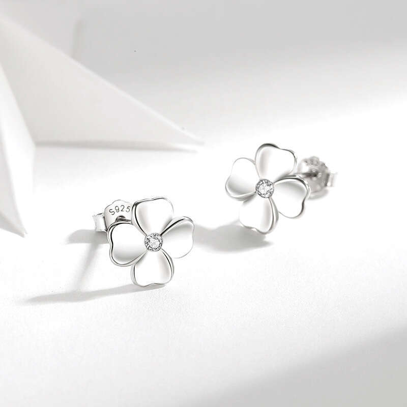 luxury jewelry Pure Sier Smooth Four Leaf Clover for Women Korean Style Hypoallergenic Simple Small Earrings Versatile
