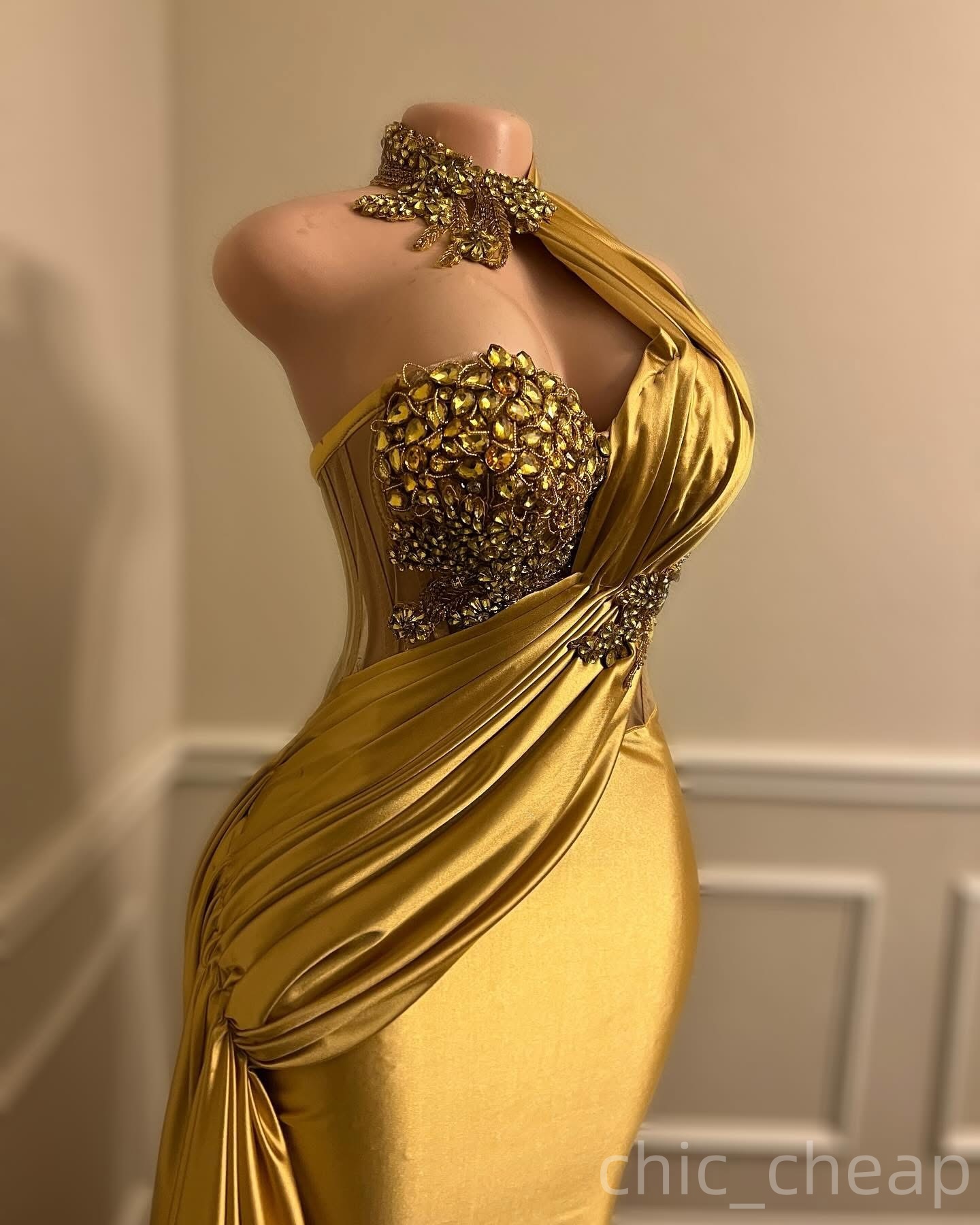 2025 Plus Size Gold Mermaid Mother Of Bride Dresses Crystals Halter Satin Prom Evening Party Mama's Dress Vintage 50's Birthday Wedding Gues