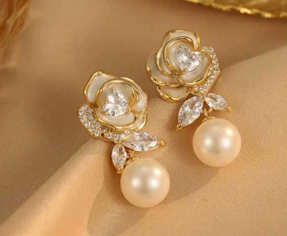 luxury high end earrings for women super fairy pearl flower earrings Real gold electroplated silver needles fashion temperament earrings light