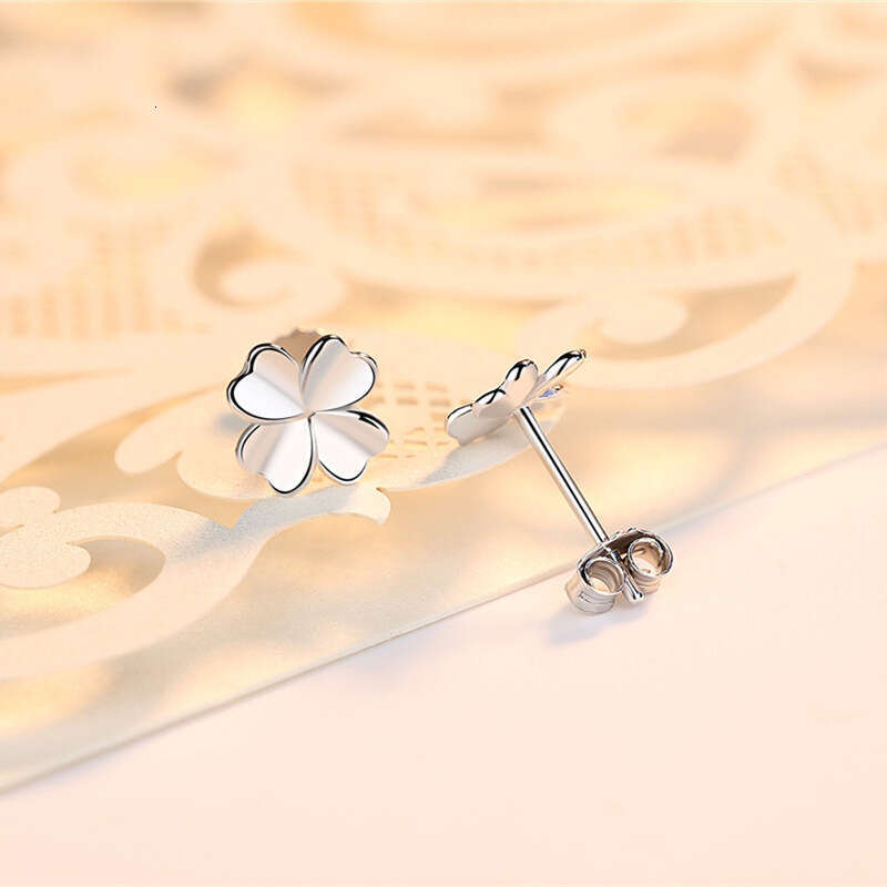 luxury jewelry Pure Sier Smooth Four Leaf Clover for Women Korean Style Hypoallergenic Simple Small Earrings Versatile