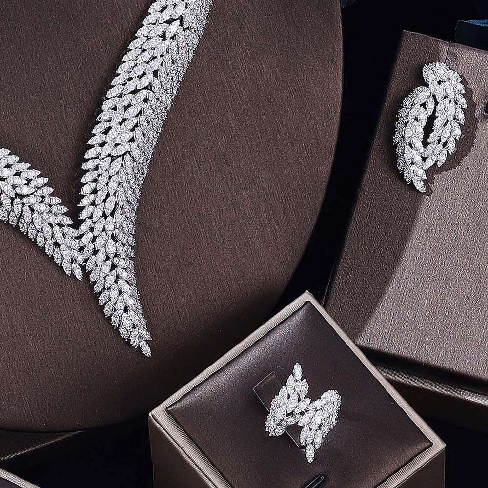 A set of jewelry studded Luxury Chain Necklaces Set Women Pendant Necklace Diamond Stud Earrings Charm Bracelet Jewlery Sets for Party Wedding Anniver