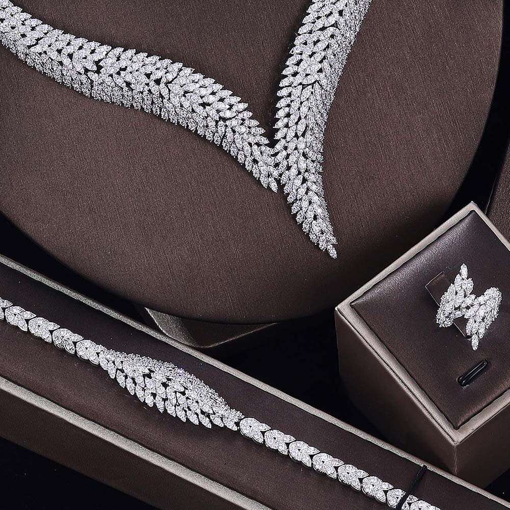 A set of jewelry studded Luxury Chain Necklaces Set Women Pendant Necklace Diamond Stud Earrings Charm Bracelet Jewlery Sets for Party Wedding Anniver