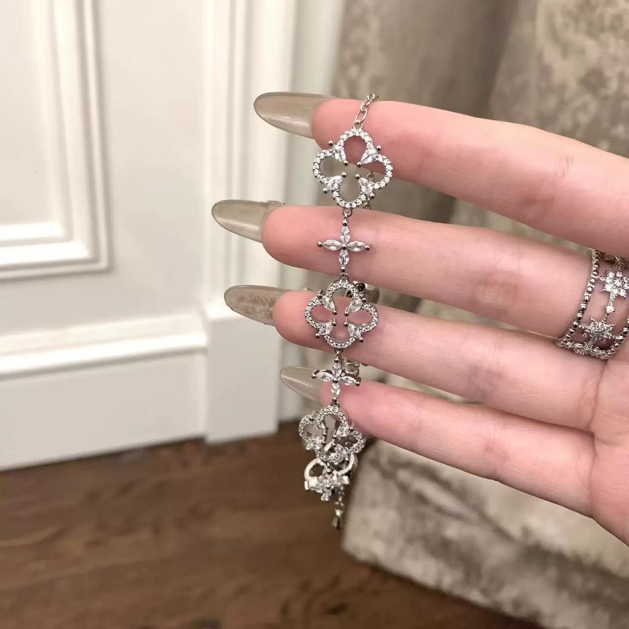 Micro-inlaid Light High-end Bracelet Four-leaf Clover White Mother-of-Pearl Zircon Niche Exquisite Noble Jewelry