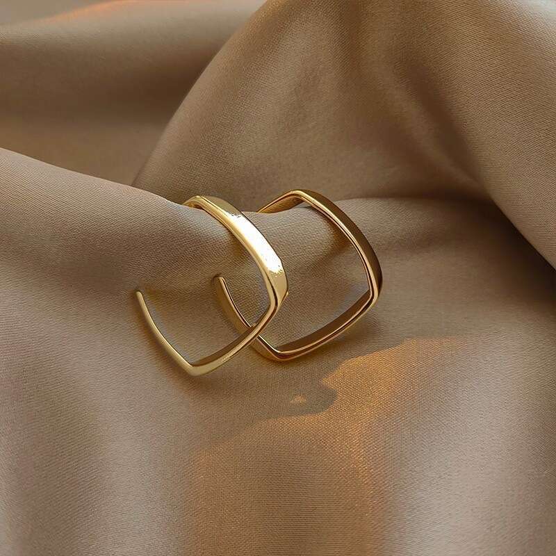 luxury jewelry Female Personality Exaggerated High end Alloy Geometric Wrapped Pearl Earrings Pair Set