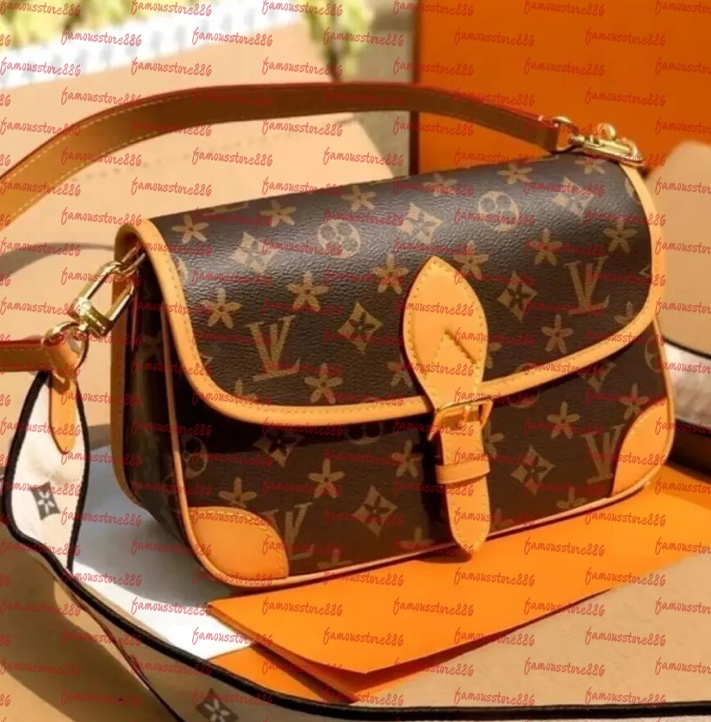 2025 Women Luxurys Designer Bag Crossbody Diane Baguette Classic Vintage Canvas Jacquard Strap Flower Flap Embossed Letters Clutch Purse Shoulder Bags Tote Bag AA