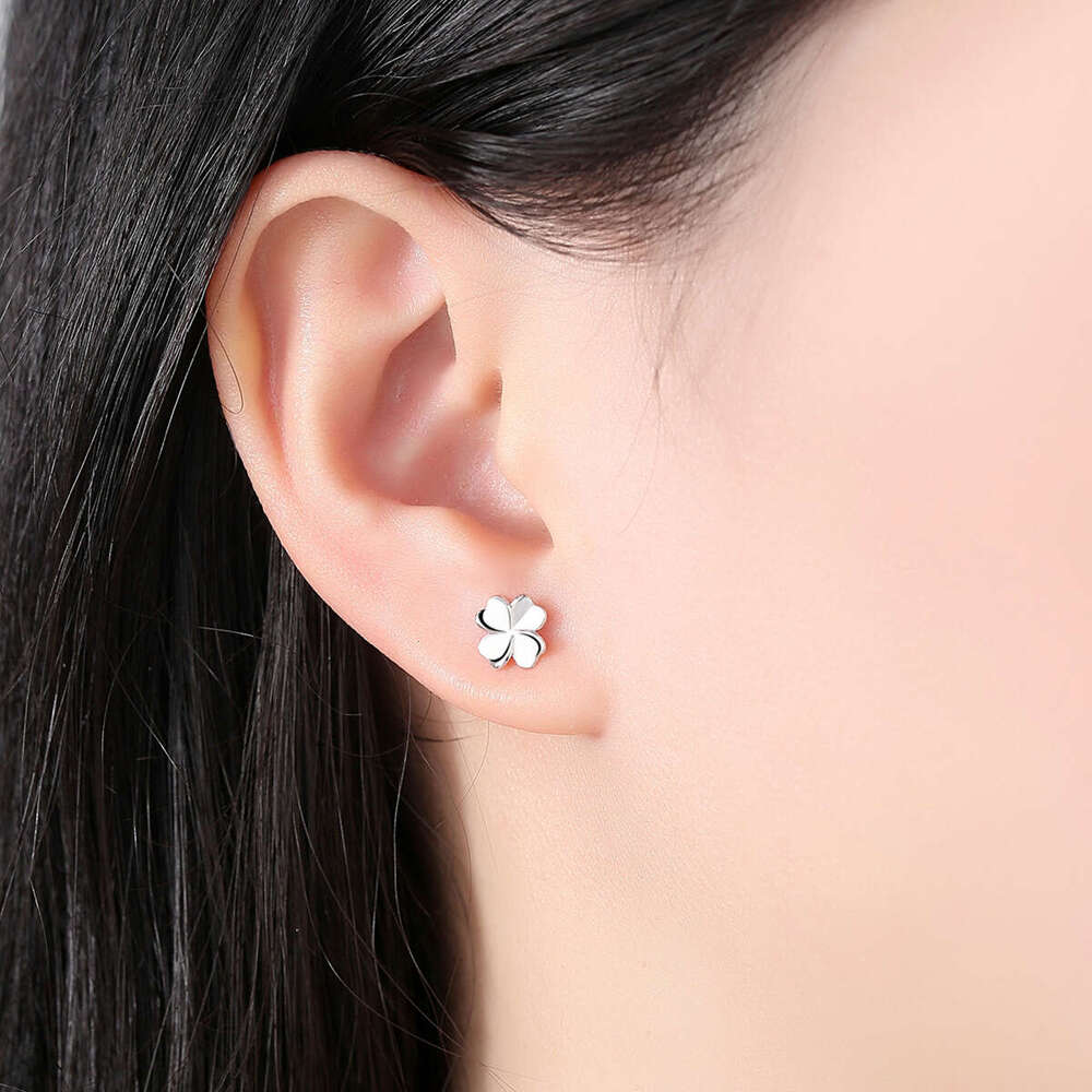 luxury jewelry Pure Sier Smooth Four Leaf Clover for Women Korean Style Hypoallergenic Simple Small Earrings Versatile