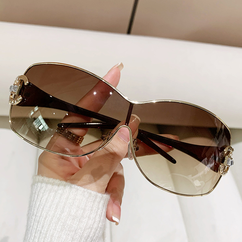 designer sunglasses For women Summer cat eyes style Anti-Ultraviolet Retro Shield lens Plate one-piece diamond studded Y2K spicy girl fashion Eyeglasses Random Box