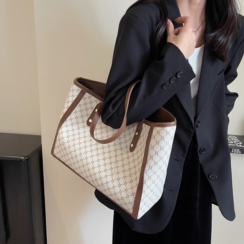 High-quality Commuter Tote Bag 2025 New Free Delivery To Your Door Fashion Large Capacity Single Shoulder Handbag Printed Versatile Designer Bag Tote 