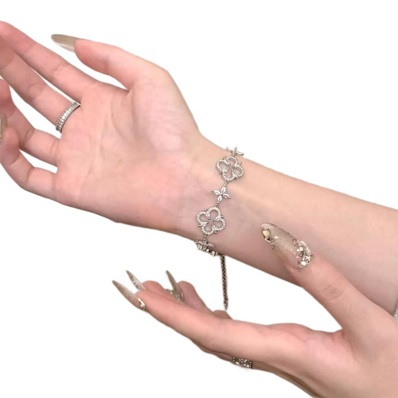 Micro-inlaid Light High-end Bracelet Four-leaf Clover White Mother-of-Pearl Zircon Niche Exquisite Noble Jewelry