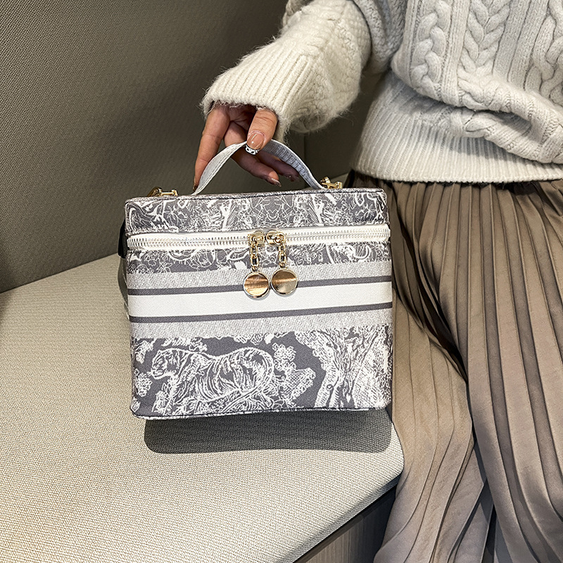 Luxury Brand Designer Bag Large Capacity Makeup Bag Travel Animal Pattern Canvas Embroidery Makeup Organizer Fashion Portable Handheld Toiletry Bag