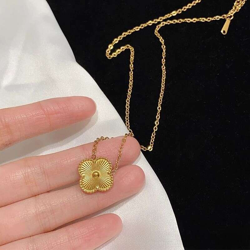 High-end collarbone chain necklace pattern necklace Gold Plated Silver Plated jewelry holiday gifts chain pendant necklace clover necklace