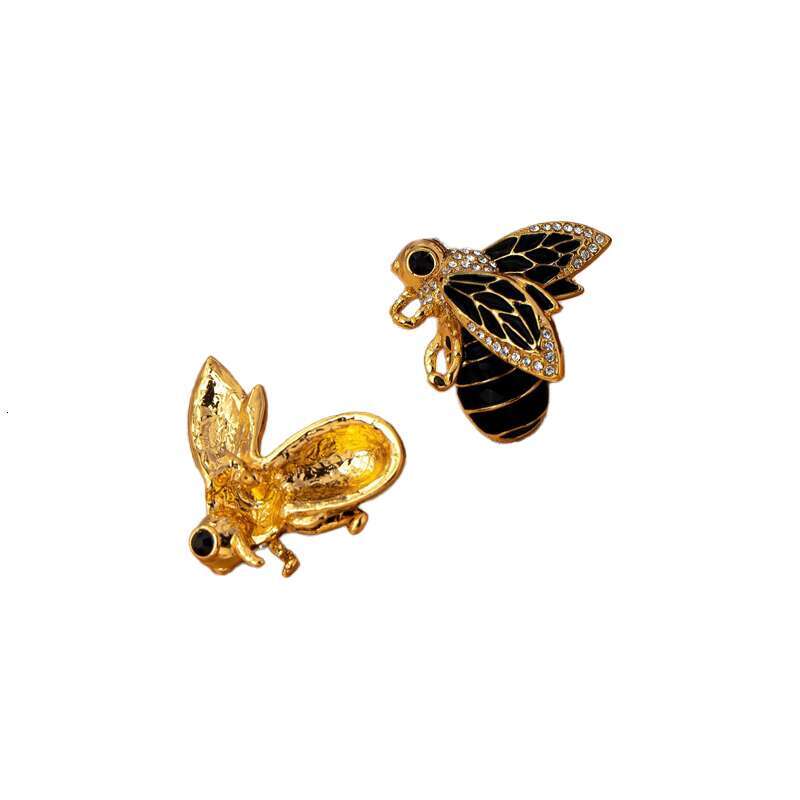 luxury Earrings Vintage Little Bird Bee Leaf Ear Cuff Clip Earrings for Women Trendy Punk Small Carved Rose Shape Earrings