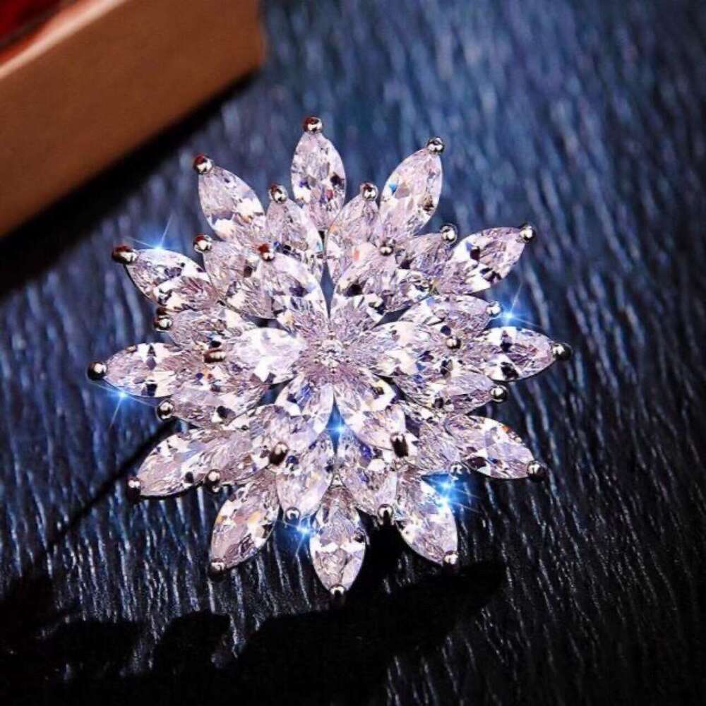 High end luxury rotating snowflake brooch New Fashion Pearl Pendant Brooches Women Girls Simulated Pearl Metal Pins