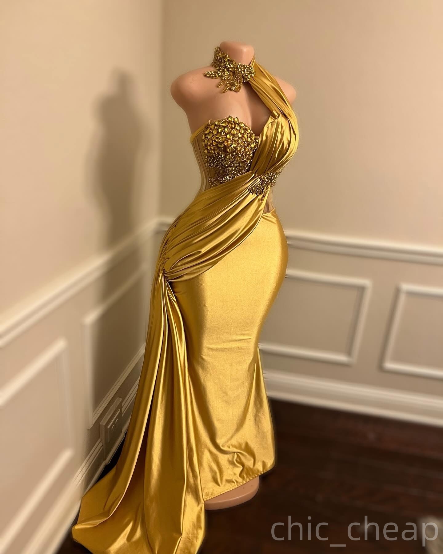 2025 Plus Size Gold Mermaid Mother Of Bride Dresses Crystals Halter Satin Prom Evening Party Mama's Dress Vintage 50's Birthday Wedding Gues