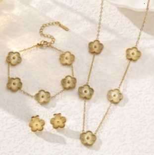 High-end collarbone chain necklace pattern necklace Gold Plated Silver Plated jewelry holiday gifts chain pendant necklace clover necklace