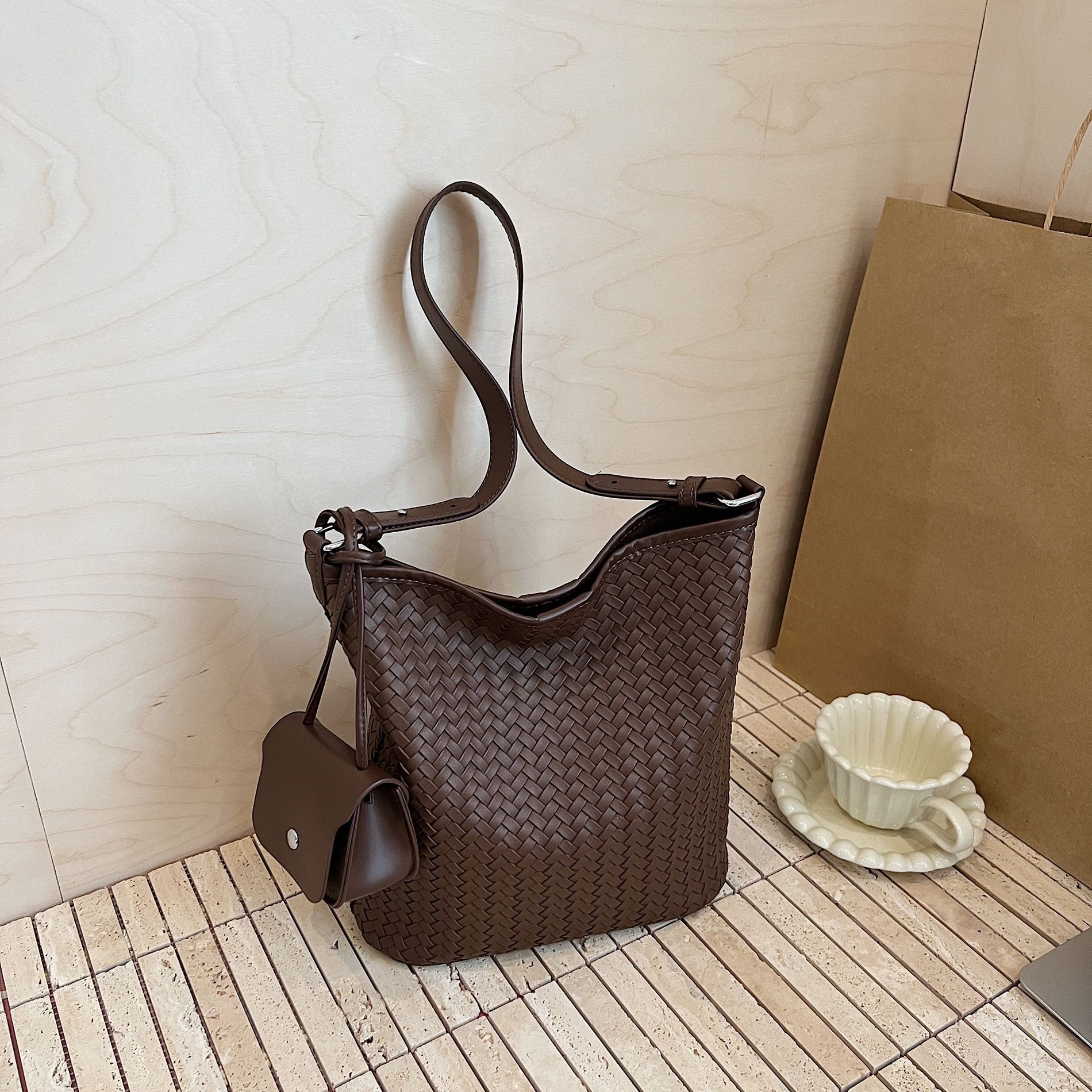 Luxury Brand Woven Bucket Large Capacity Shoulder Bag for Casual Use - Versatile High-End Designer Mother-Daughter Style XJ260206