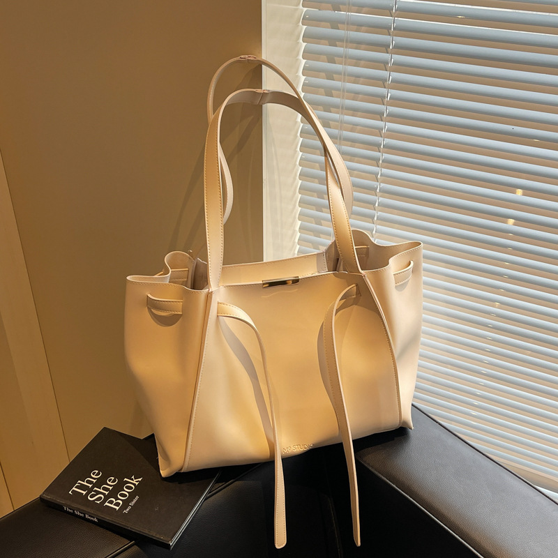 2025 New Versatile Casual Large Capacity Simple Solid Color Tote Bag For Women Retro Luxury Designer Bag Bag High-quality Texture Niche Shoulder Bag