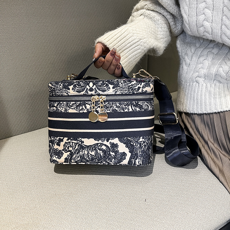 Luxury Brand Designer Bag Large Capacity Makeup Bag Travel Animal Pattern Canvas Embroidery Makeup Organizer Fashion Portable Handheld Toiletry Bag