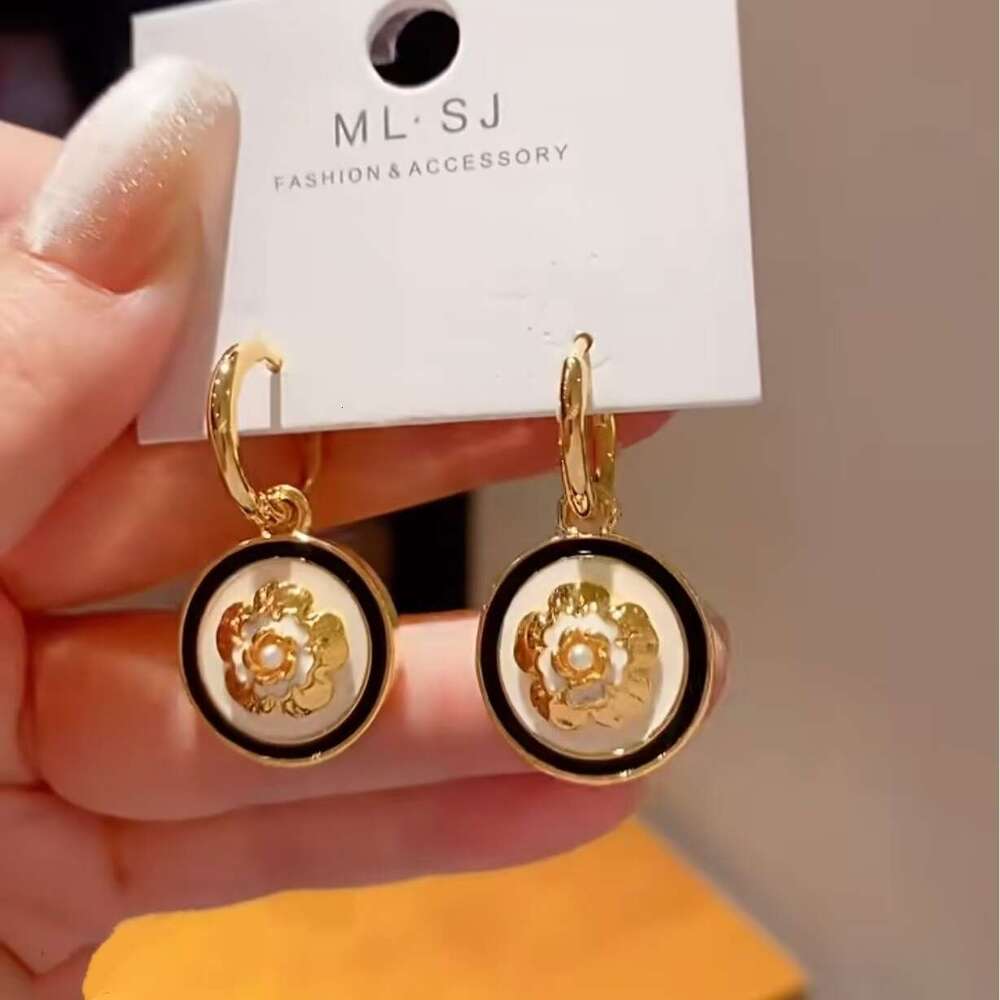 Minimalist Elegant Fashion Jewelry luxury jewelry High end French Style Camellia Round Flower Simple Temperament Earrings boucle d oreille luxe