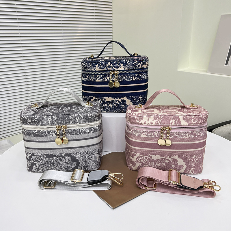 Luxury Brand Designer Bag Large Capacity Makeup Bag Travel Animal Pattern Canvas Embroidery Makeup Organizer Fashion Portable Handheld Toiletry Bag