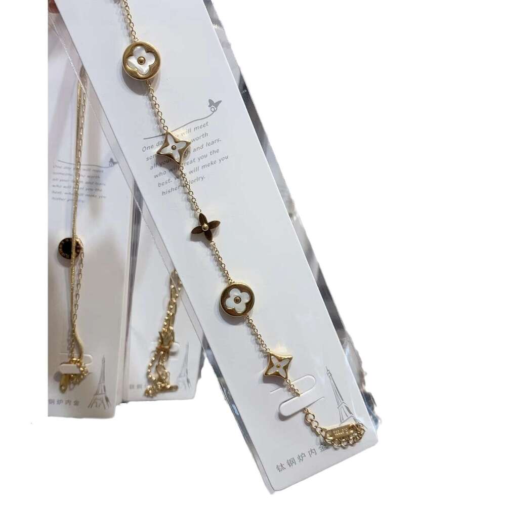 clover necklace Cool Sensation Running Ring Leaf Flower Necklace for Women New Sense Clavicle Exquisite High End Neck Chain