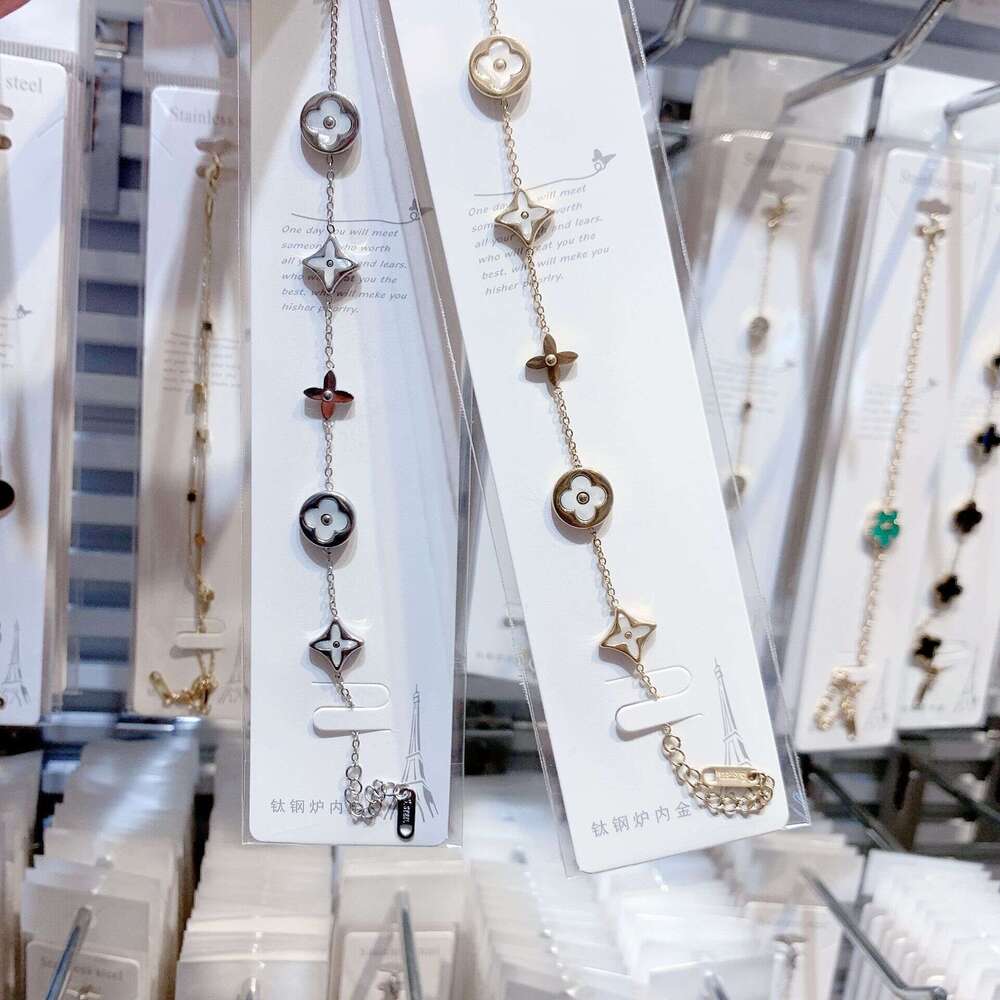 clover necklace Cool Sensation Running Ring Leaf Flower Necklace for Women New Sense Clavicle Exquisite High End Neck Chain