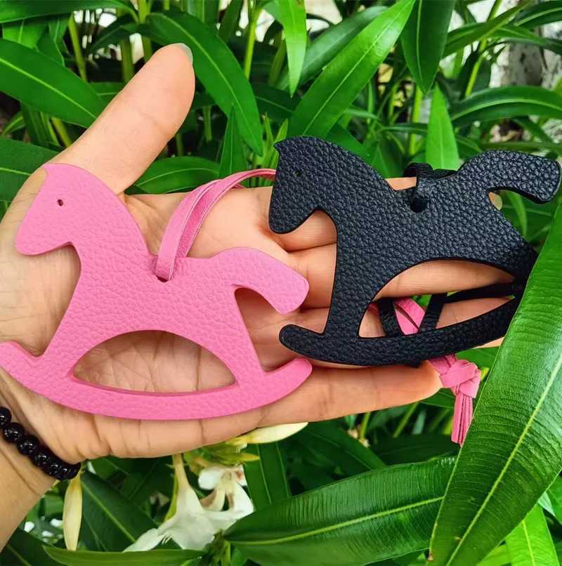 Designer 2024 Fashion Horse Keychain Colorful PU Leather Wings Pony Charm Pendant Keyring for Men Women Gift Bag Hanger G250825