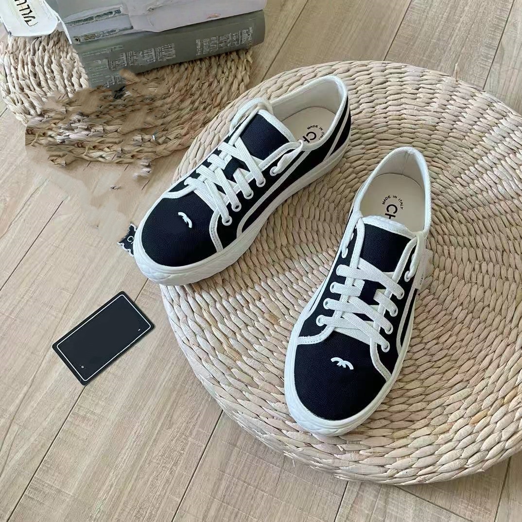 2025 Designer Shoes Luxury Women's Casual Shoes Retro Round-Toe White Shoes Campus Outdoor Leisure Shoes - Flat Athletic Shoes Fashion Shoes