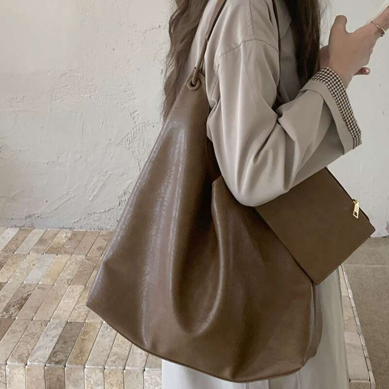 2025 New Autumn Winter Ins Casual Versatile Commuter Large Capacity Soft Leather Tote Student Class Shoulder Bag for Women