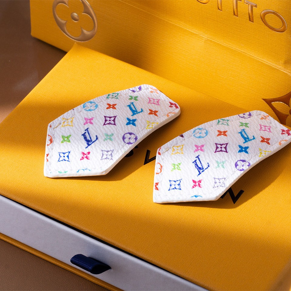 Leather hair clips Letter barrettes Designer hair clips Clover flower Fashion branded Headwear BB clip Elegant Gift Outdoor hair accessories