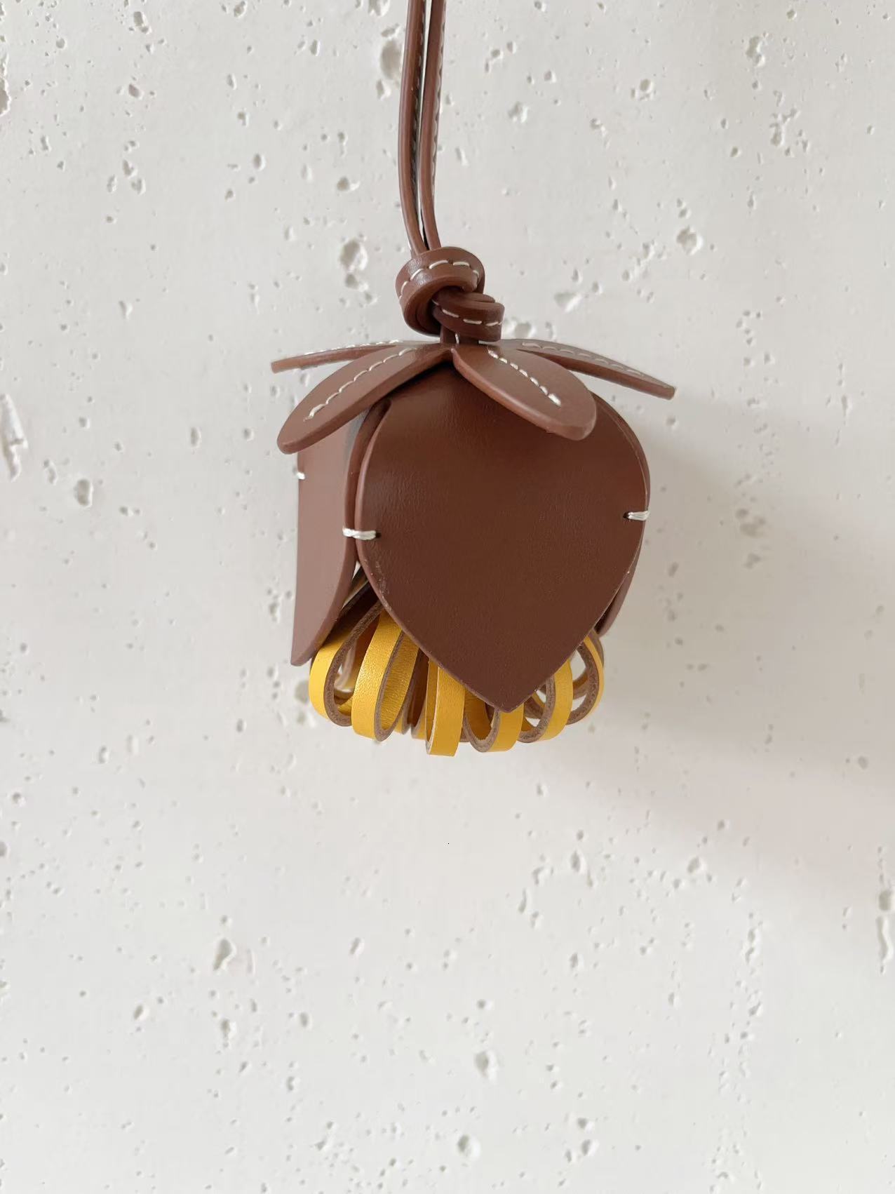 Cute flower pendant made of cowhide material Style Genuine Leather Handmade Bud Flower Bag Alternative Car Pendant Keychain