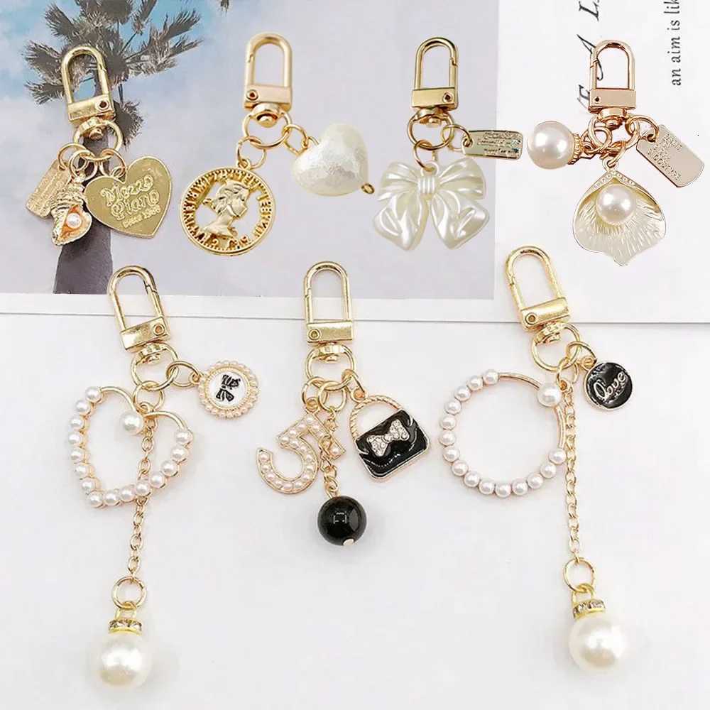 Designer Metal Imitation Pearl Chain Keychain Elegant Handbag Earphone Case Decor Accessories for Girls Sweet Keyring Gift G250825