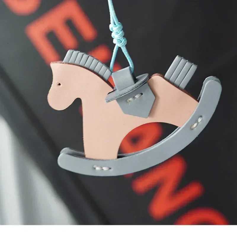Designer 100 Genuine Handmade Weaving Material Gifts for Relatives Best Friend DIY Keychain Swinging Horse Lucky Pendant Bag Decoration G250825