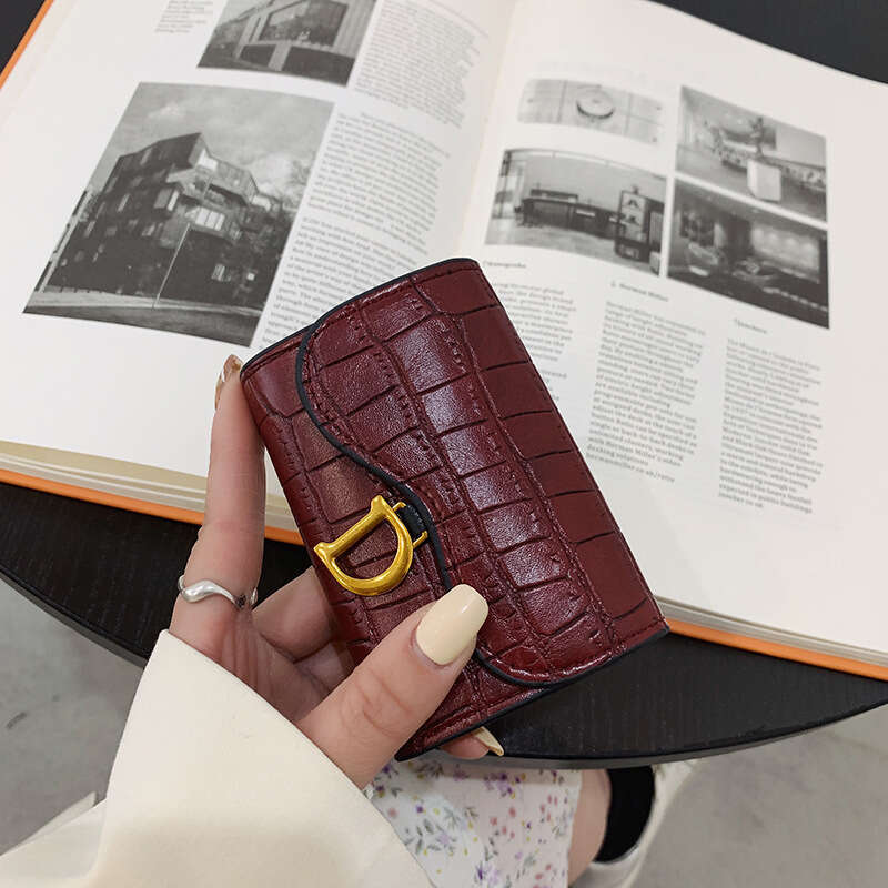 New Holder Women, Compact and Fashionable, Crocodile Pattern, Large Capacity, Multiple Card Slots, Ultra-Thin Coin Purse, Short Style for Women