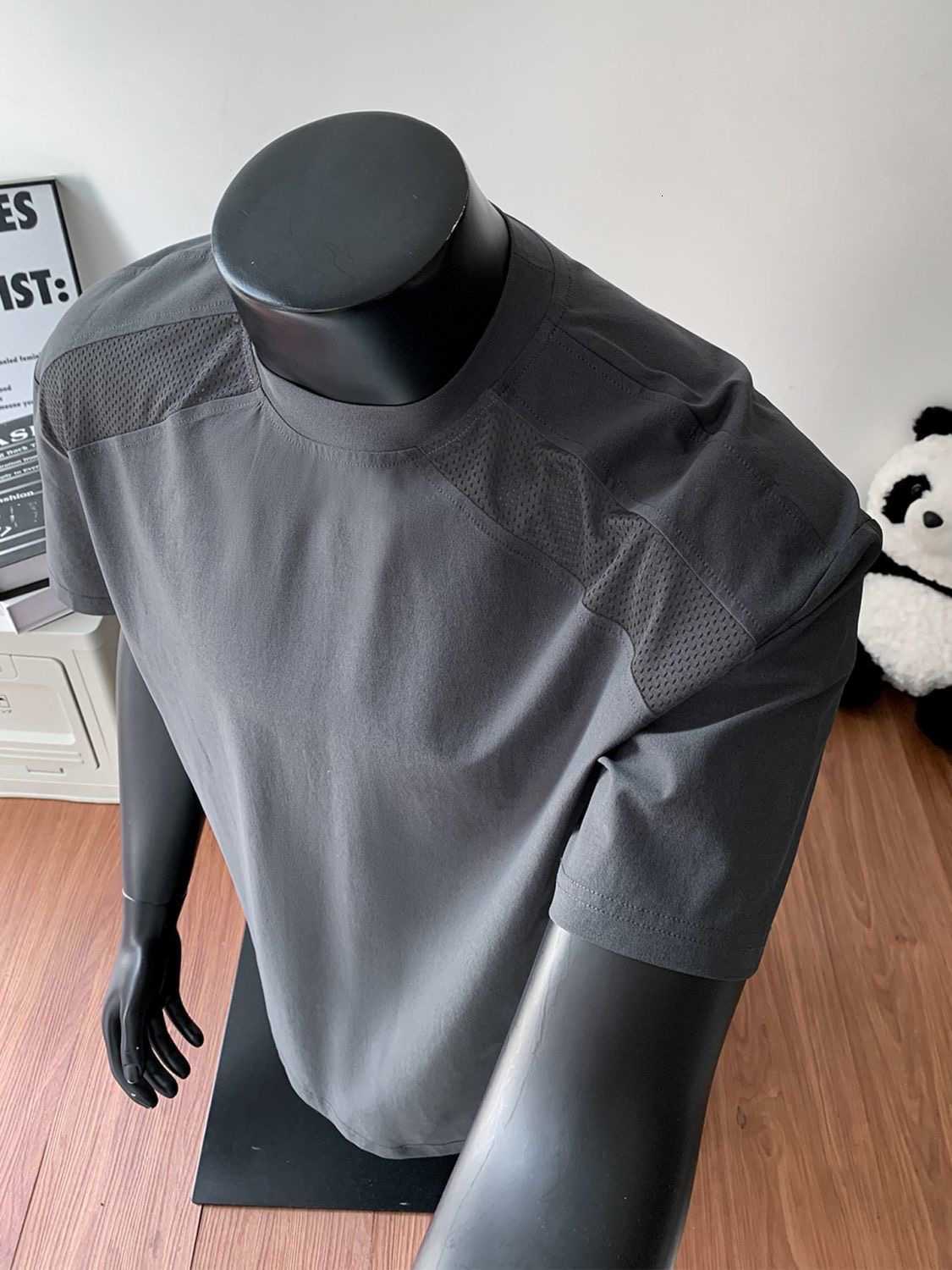 Simple white breathable short-sleeved men's summer cool and stylish high-end multi-purpose t-shirt with good ventilation and sun protection for o