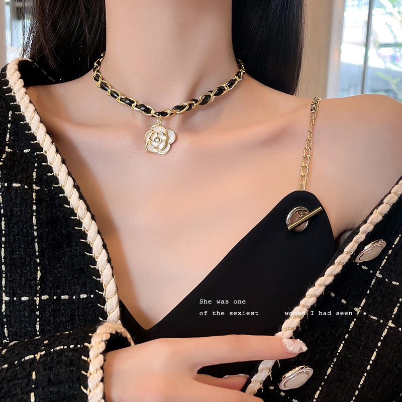 Sweet Cool Camellia Trend Necklace Accessories for Women, Niche Design Sense, High-end Clavicle Chain, Leather Choker, Downstream
