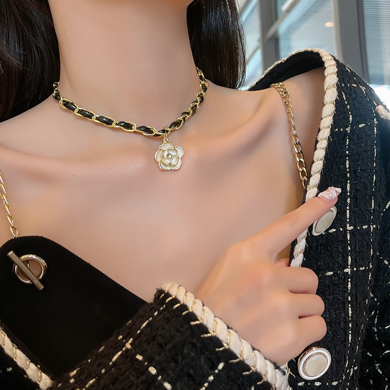 Sweet Cool Camellia Trend Necklace Accessories for Women, Niche Design Sense, High-end Clavicle Chain, Leather Choker, Downstream