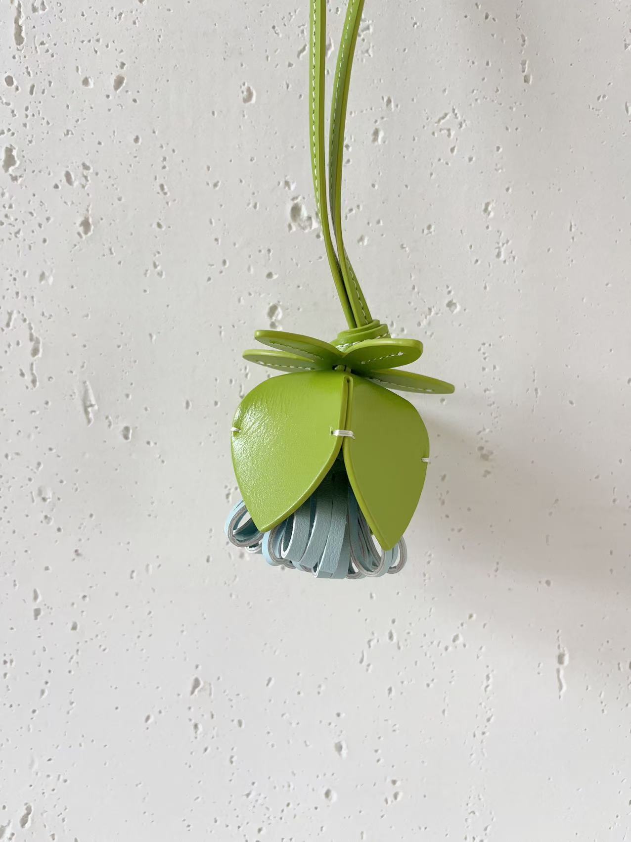 Cute flower pendant made of cowhide material Style Genuine Leather Handmade Bud Flower Bag Alternative Car Pendant Keychain