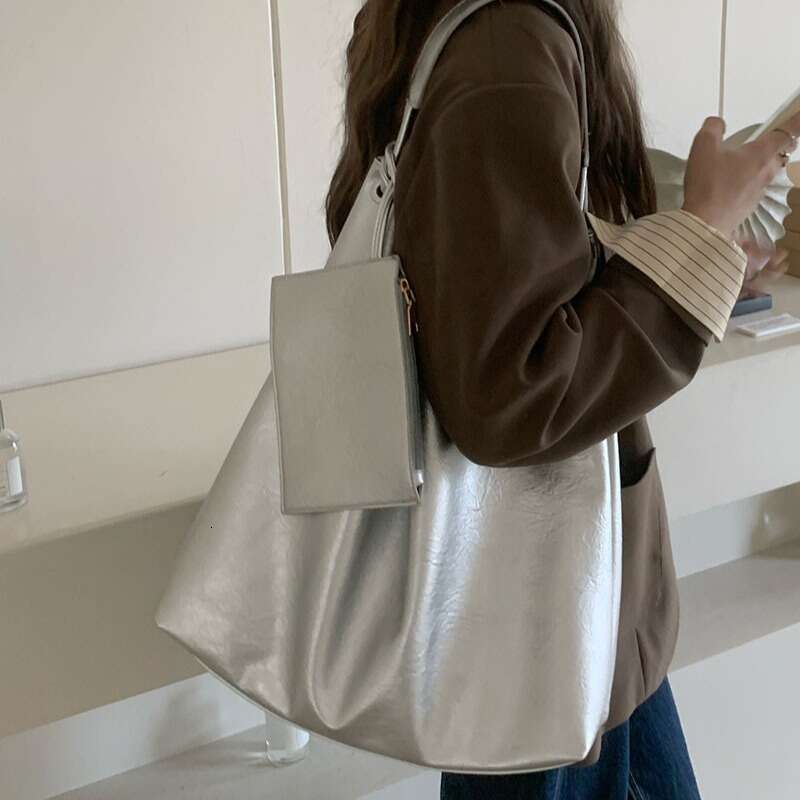 2025 New Autumn Winter Ins Casual Versatile Commuter Large Capacity Soft Leather Tote Student Class Shoulder Bag for Women