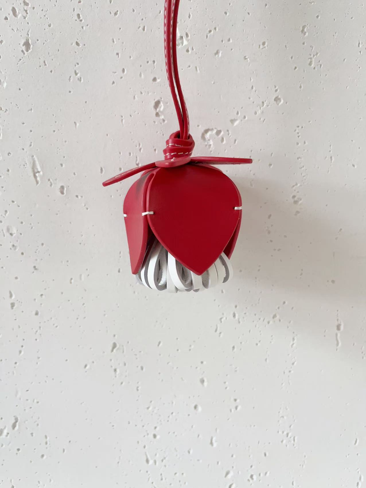 Cute flower pendant made of cowhide material Style Genuine Leather Handmade Bud Flower Bag Alternative Car Pendant Keychain