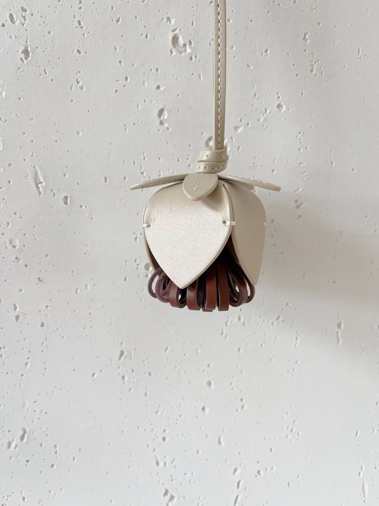 Cute flower pendant made of cowhide material Style Genuine Leather Handmade Bud Flower Bag Alternative Car Pendant Keychain